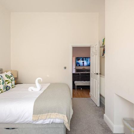 Stylish Flat In Central Location With Free Parking Swindon Eksteriør bilde
