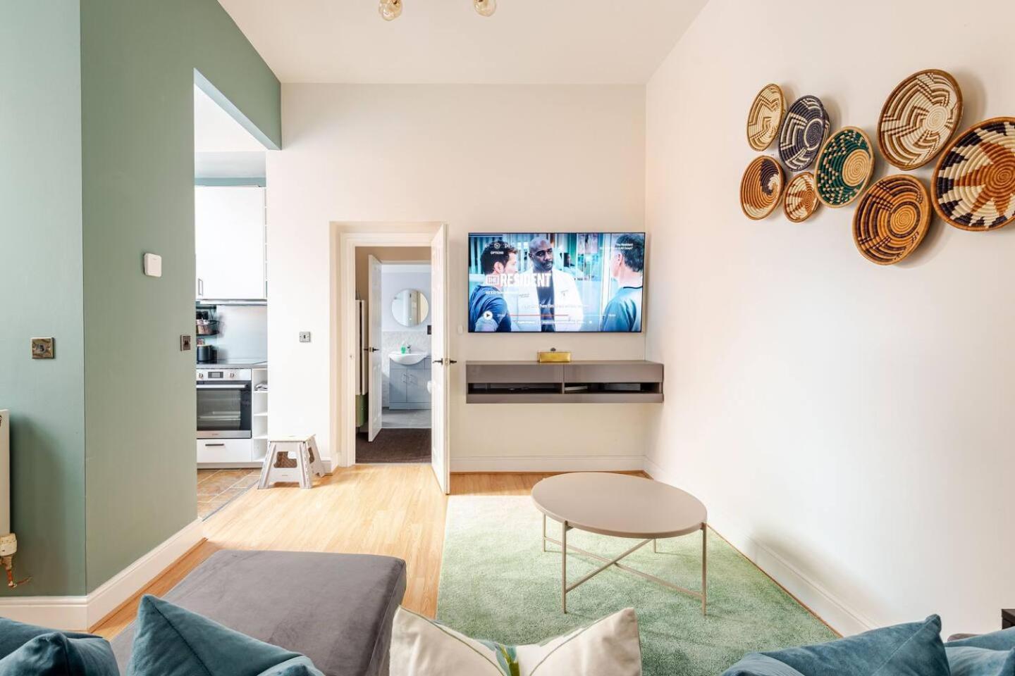 Stylish Flat In Central Location With Free Parking Swindon Eksteriør bilde