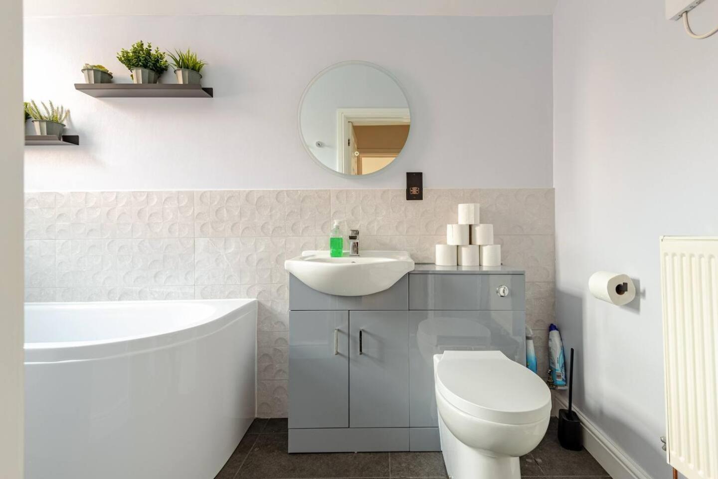Stylish Flat In Central Location With Free Parking Swindon Eksteriør bilde