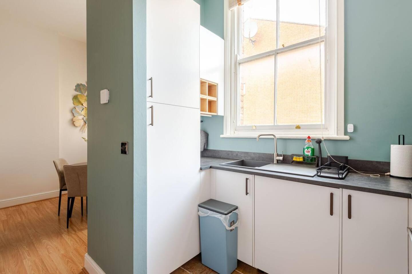 Stylish Flat In Central Location With Free Parking Swindon Eksteriør bilde