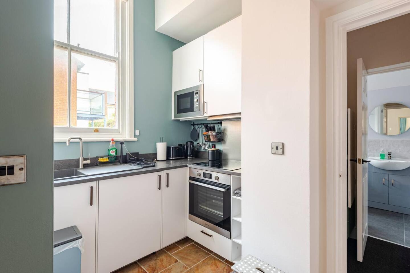Stylish Flat In Central Location With Free Parking Swindon Eksteriør bilde