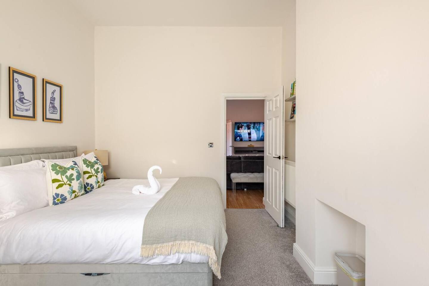 Stylish Flat In Central Location With Free Parking Swindon Eksteriør bilde