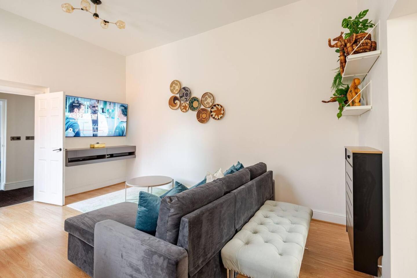 Stylish Flat In Central Location With Free Parking Swindon Eksteriør bilde
