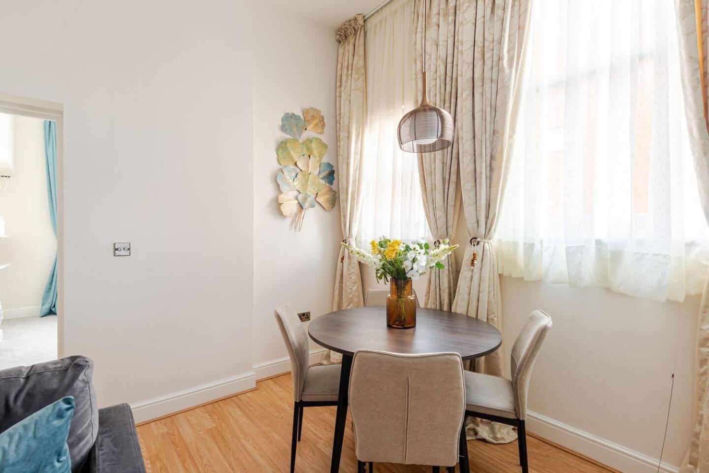 Stylish Flat In Central Location With Free Parking Swindon Eksteriør bilde