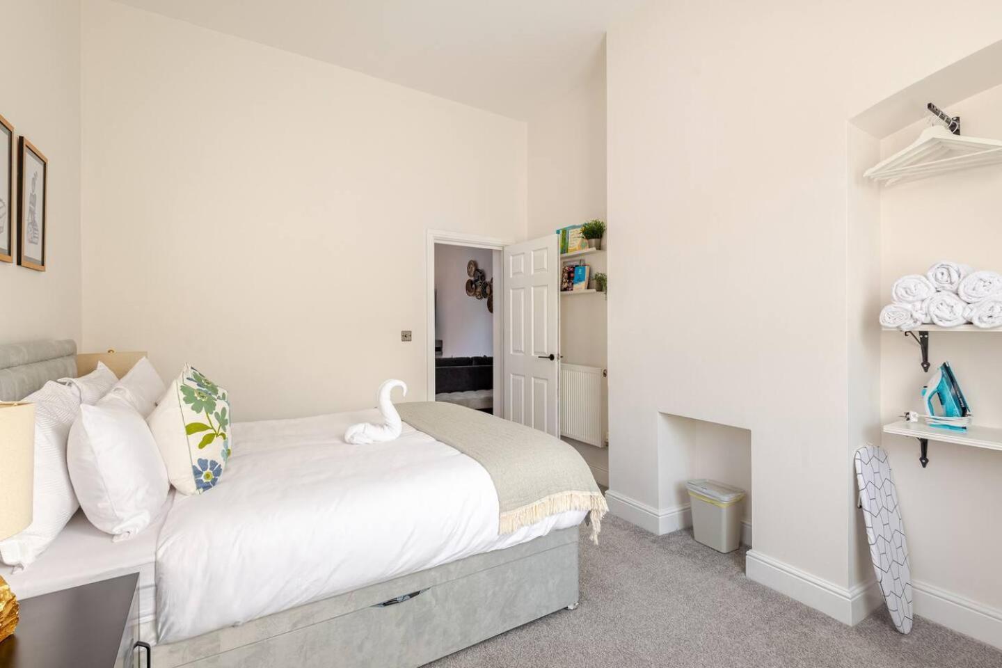 Stylish Flat In Central Location With Free Parking Swindon Eksteriør bilde