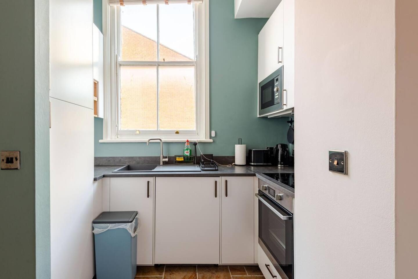 Stylish Flat In Central Location With Free Parking Swindon Eksteriør bilde