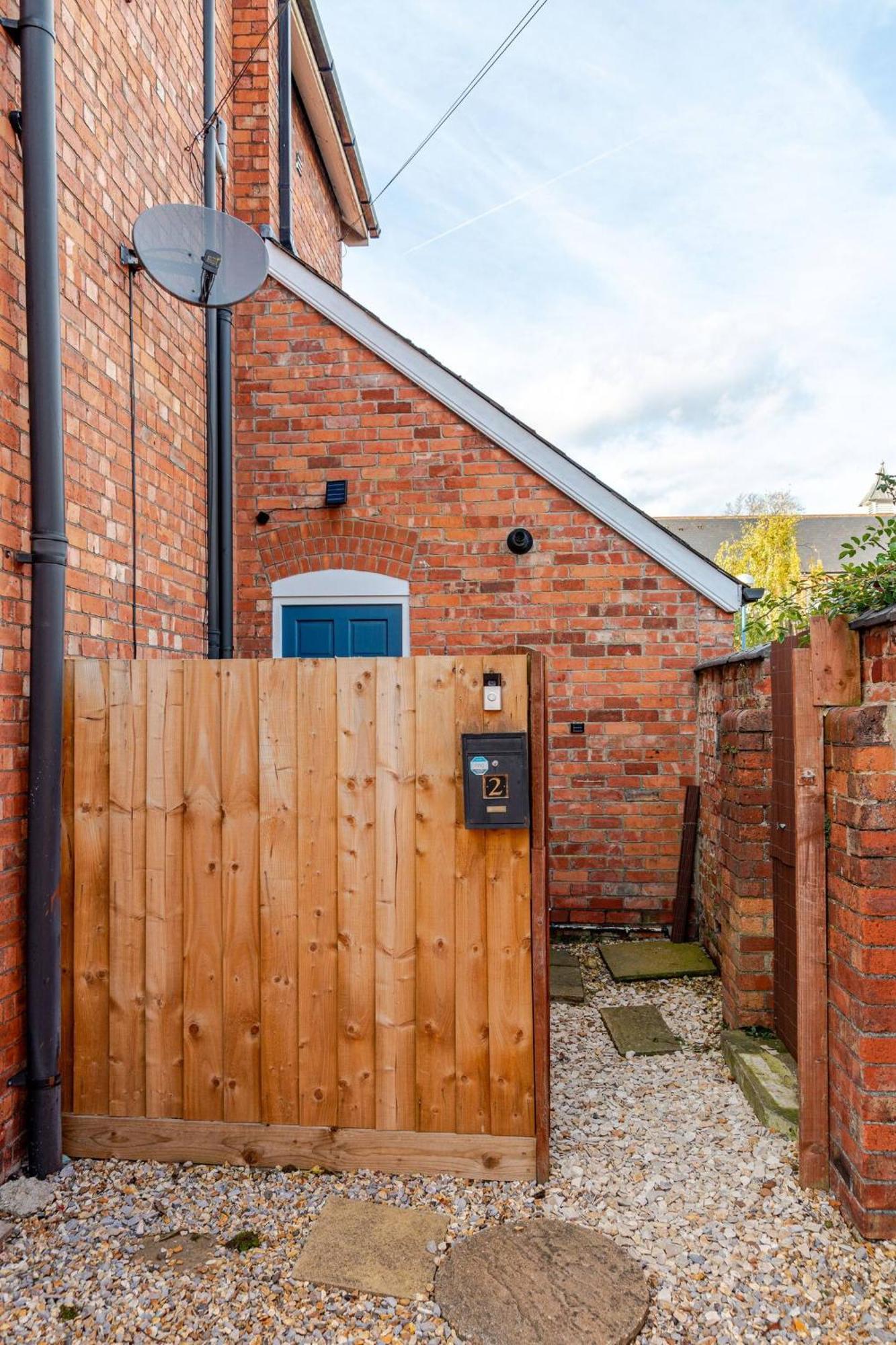 Stylish Flat In Central Location With Free Parking Swindon Eksteriør bilde