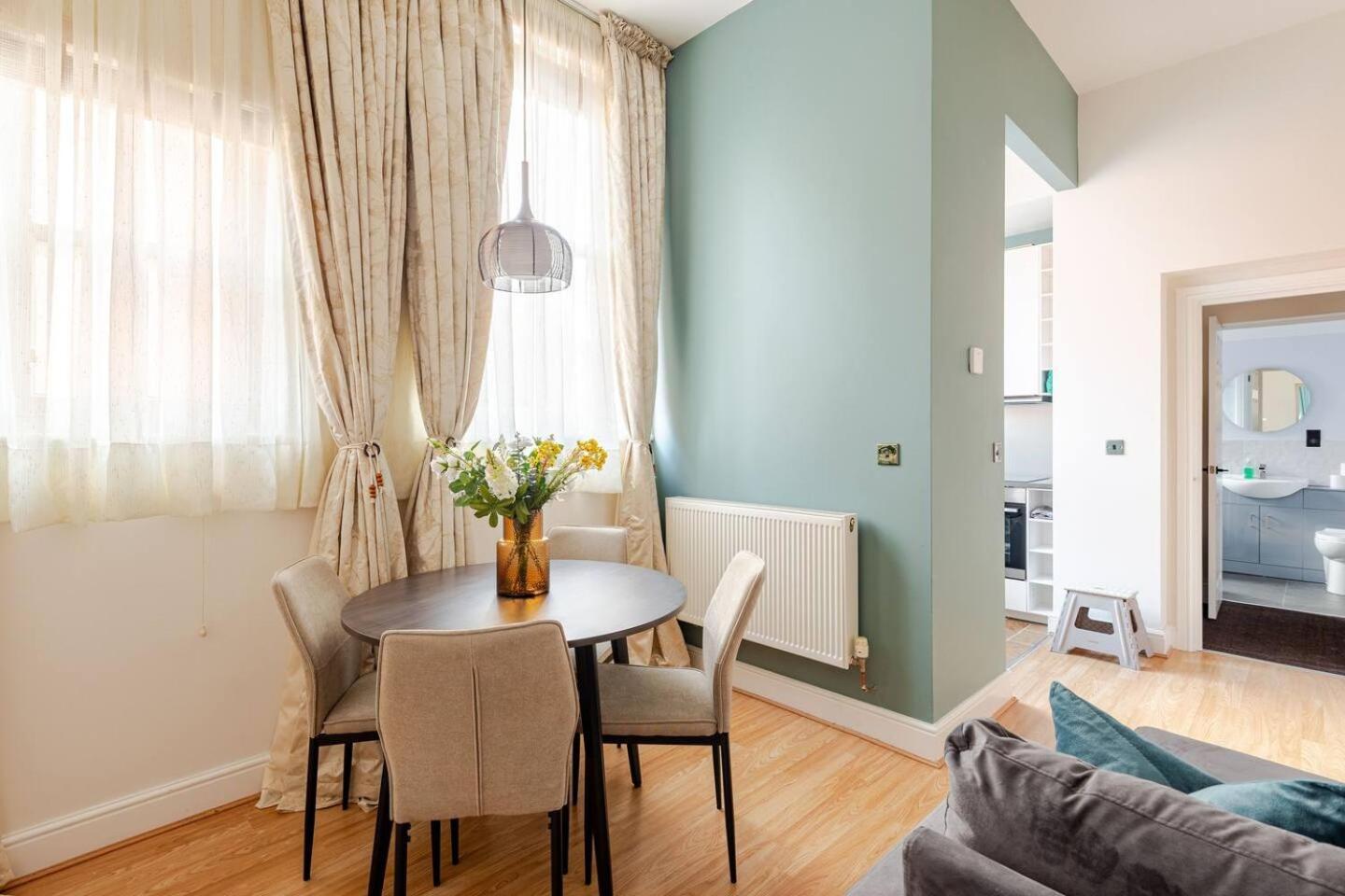 Stylish Flat In Central Location With Free Parking Swindon Eksteriør bilde